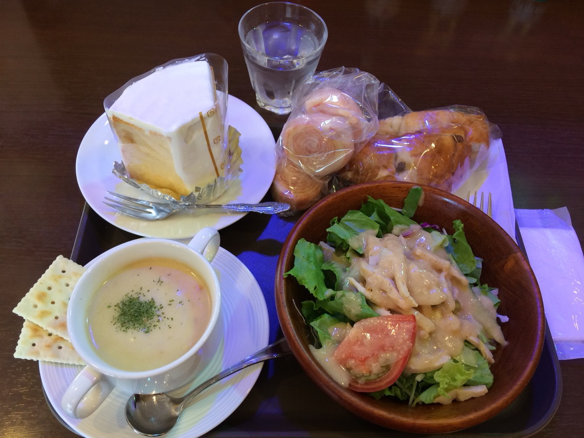 大和駅近くの「カフェベルベ」でお得なサラダセットを食べてきました。